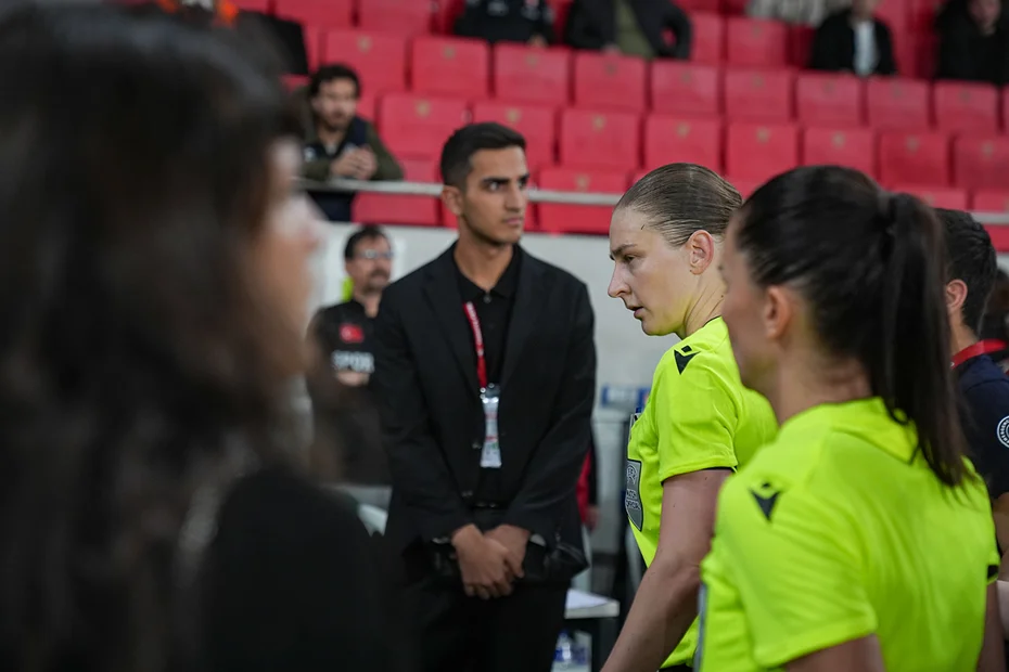 Türkiye-Kosova maçı öncesi hakem bayıldı, karşılaşma 15 dakika geç başladı - 1 Türkiye-Kosova maçı öncesi hakem bayıldı, karşılaşma 15 dakika geç başladı - 1