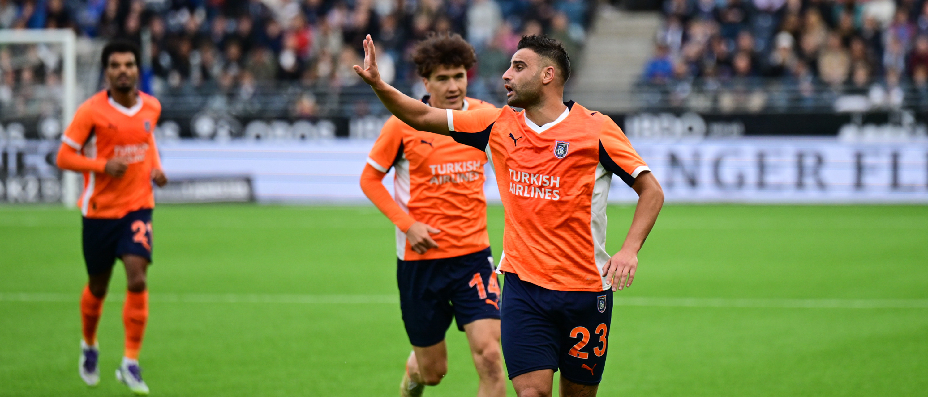 Başakşehir ikinci yarı açıldı  