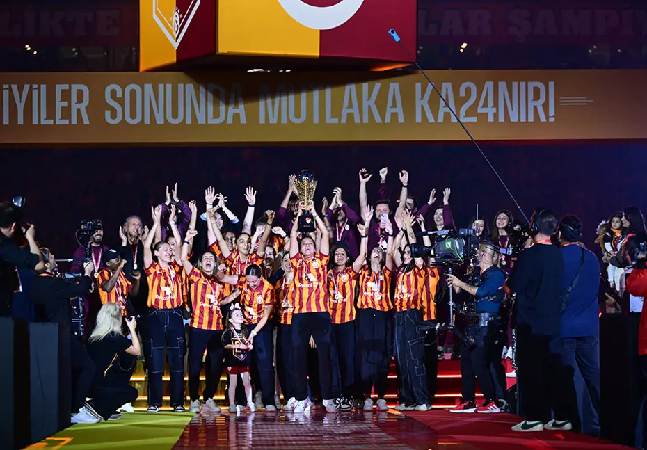 Görkemli kutlama: Şampiyon Galatasaray kupalarına kavuştu - 51 Görkemli kutlama: Şampiyon Galatasaray kupalarına kavuştu - 51
