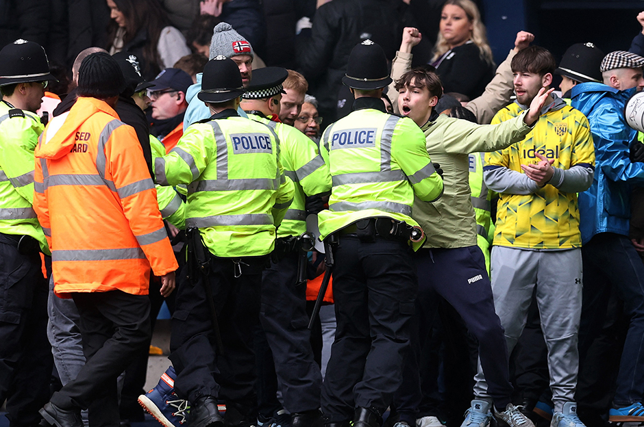 FA Cup'ta olay: Taraftarlar sahaya girdi, maç durduruldu