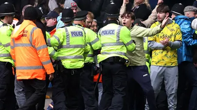 FA Cup'ta olay: Taraftarlar sahaya girdi, maç durduruldu