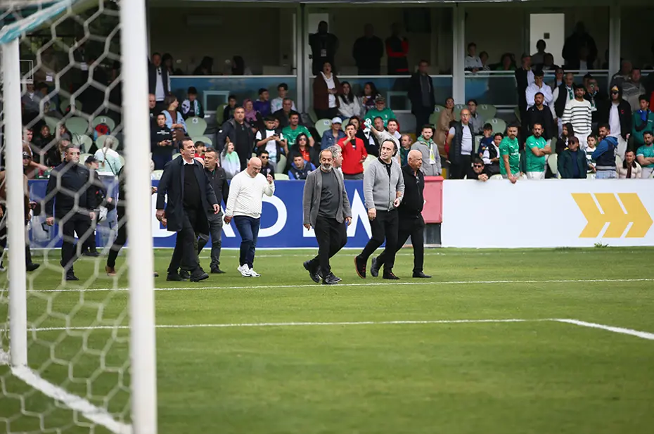 1. Lig'de olaylı maç: Hocalar ve kaptanlar oyundan atıldı - 15 1. Lig'de olaylı maç: Hocalar ve kaptanlar oyundan atıldı - 15