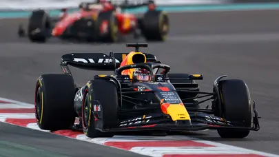 Şampiyon Max Verstappen sezonu galibiyetle bitirdi