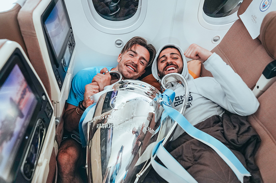 Şampiyon Manchester City İstanbul'dan ayrıldı, kupa uçakta da ellerinden düşmedi