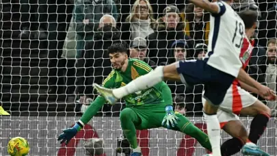 Altay Bayındır yılın golünü yedi: Premier Lig'de ödül verilip resmen açıklandı