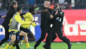 O anlar: Trabzonsporlu taraftarlar maç sonunda sahaya indi O anlar: Trabzonsporlu taraftarlar maç sonunda sahaya indi
