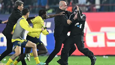 O anlar: Trabzonsporlu taraftarlar maç sonunda sahaya indi