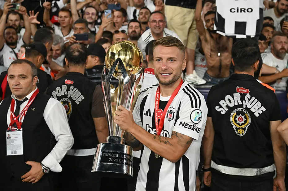 Beşiktaş'ın tarihi zaferi Avrupa'da manşetlerde: "Van Bronckhorst, Galatasaray'ı katletti" - 19
