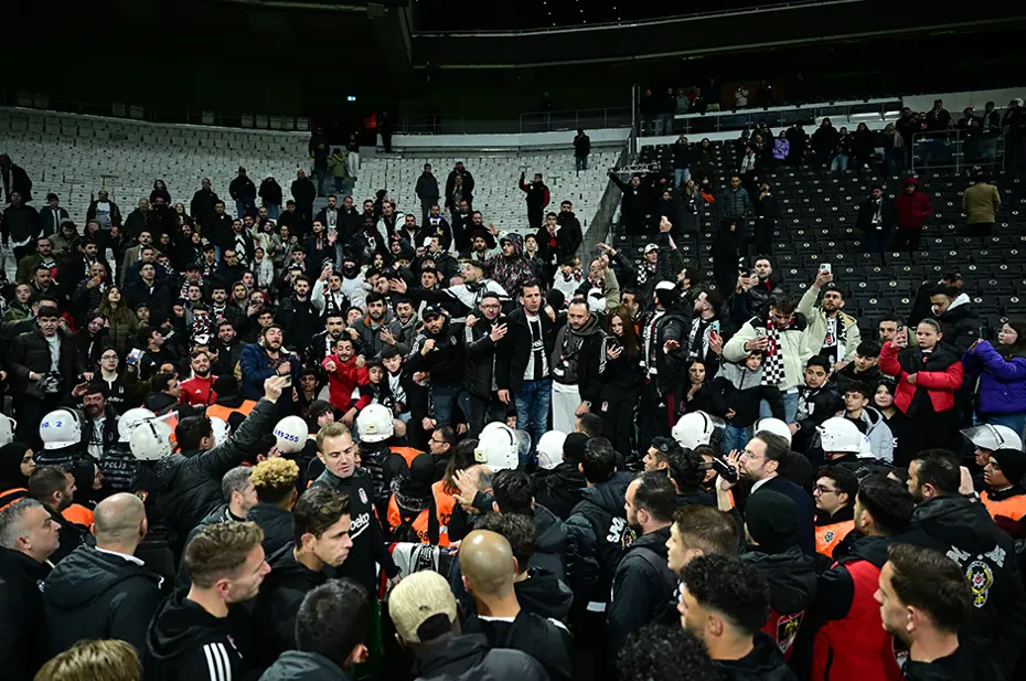 Beşiktaş'ta maç sonrası olay: Necip Uysal takımı sahaya çıkardı, olanlar oldu - 7