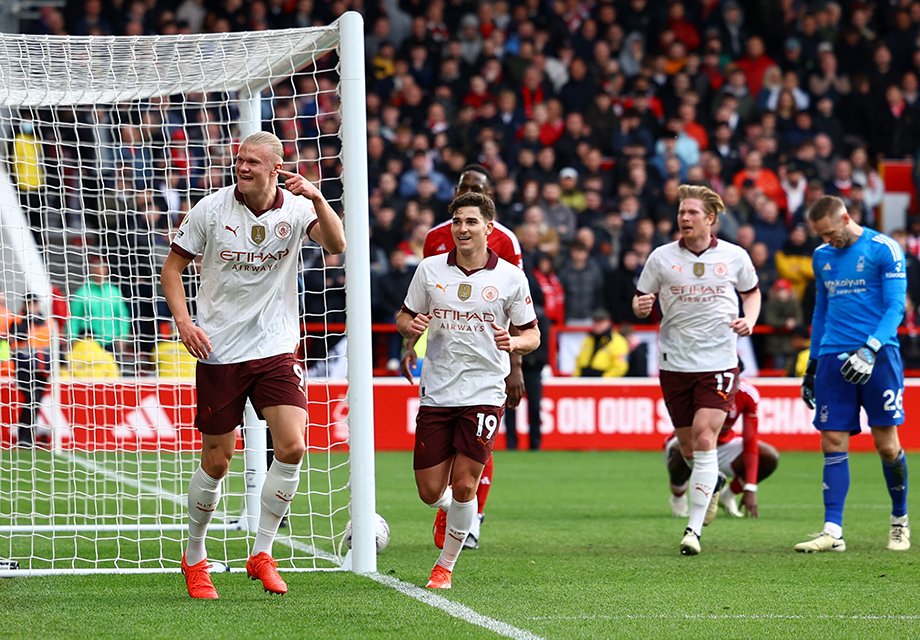 Seriyi 19 maça çıkaran Manchester City yakın takibi sürdürdü