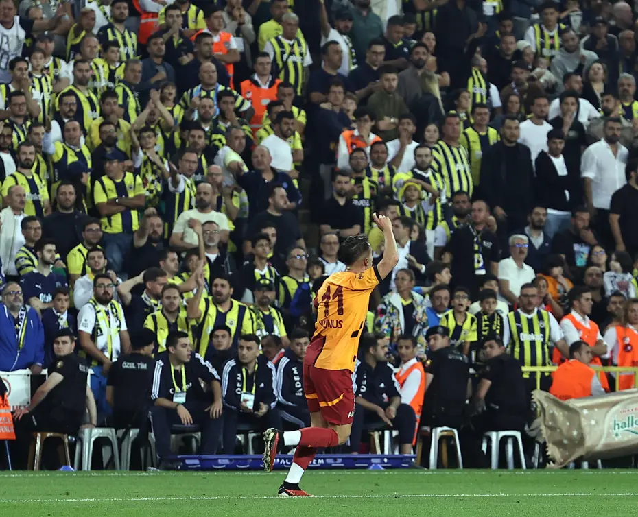 Galatasaray'ın derbi paylaşımları: Mourinho'ya 'Crying one' göndermesi - 16 Galatasaray'ın derbi paylaşımları: Mourinho'ya 'Crying one' göndermesi - 16
