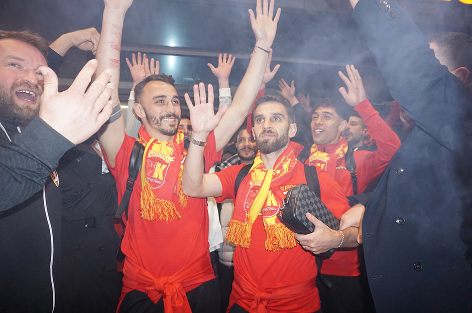 Kayserispor'a gece yarısı coşkulu karşılama: Başrolde Gökhan Sazdağı vardı