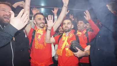 Kayserispor'a gece yarısı coşkulu karşılama: Başrolde Gökhan Sazdağı vardı