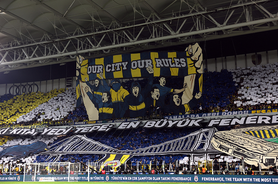 Fenerbahçeli taraftarlardan derbiye özel koreografi ve pankart