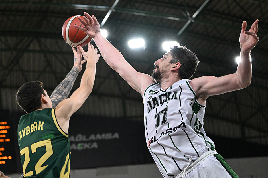 Manisa Büyükşehir Belediyespor son saniye üçlüğüyle kazandı