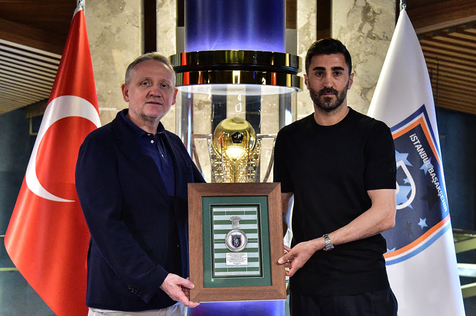 Başakşehir'de 20 yıllık dönem sona erdi: Mahmut Tekdemir ile yollar ayrıldı