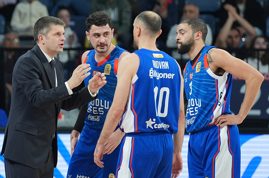 Anadolu Efes'te tek hedef galibiyet