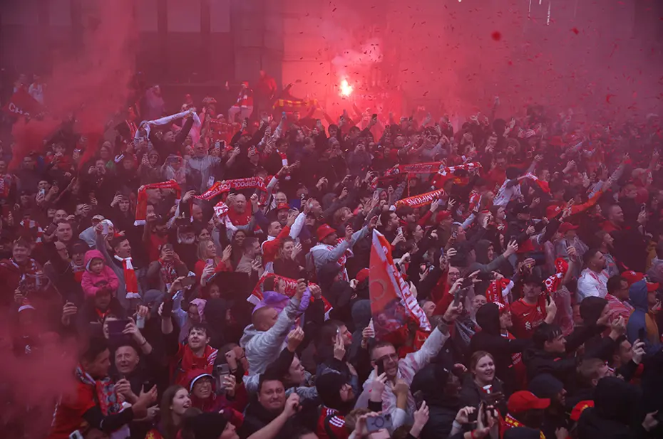 İngiltere'de çılgın kutlama: Şehir kırmızıya büründü - 8