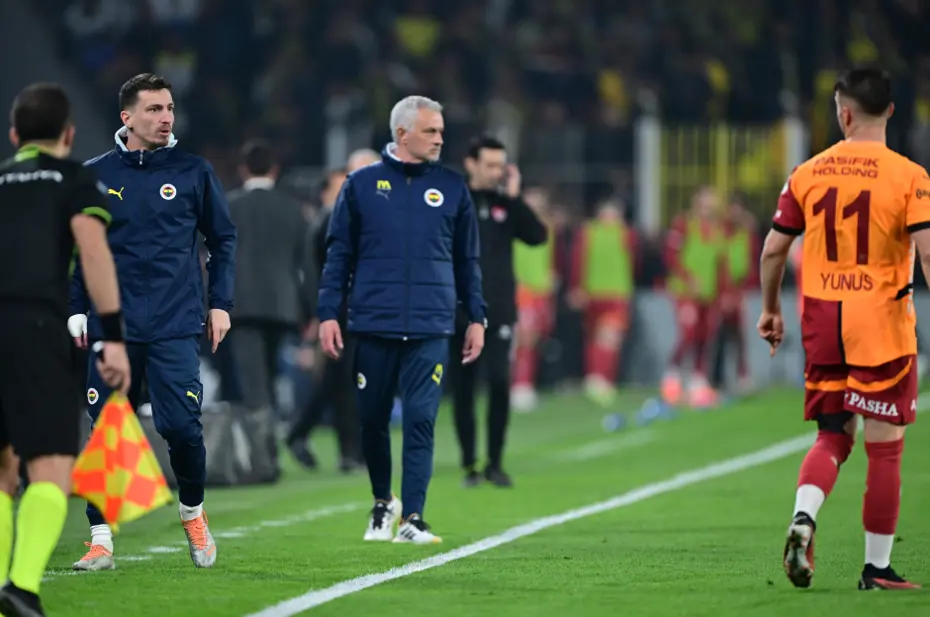 "Okan Buruk, Mourinho'yu yine imha etti" | Spor yazarları Fenerbahçe-Galatasaray derbisi için ne dedi? - 6 "Okan Buruk, Mourinho'yu yine imha etti" | Spor yazarları Fenerbahçe-Galatasaray derbisi için ne dedi? - 6