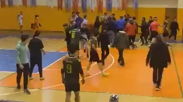 Liseler arası futsal turnuvasında tekmeli-yumruklu kavga