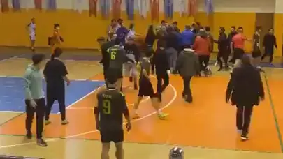 Liseler arası futsal turnuvasında tekmeli-yumruklu kavga