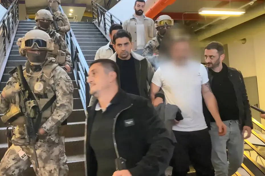 beIN Sports'ta korku dolu anlar: Oyuncak silahla binayı bastı - 4