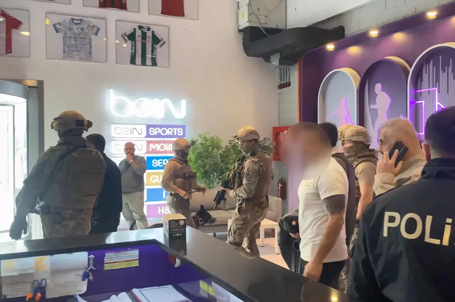 beIN Sports'ta korku dolu anlar: Oyuncak silahla binayı bastı - 5