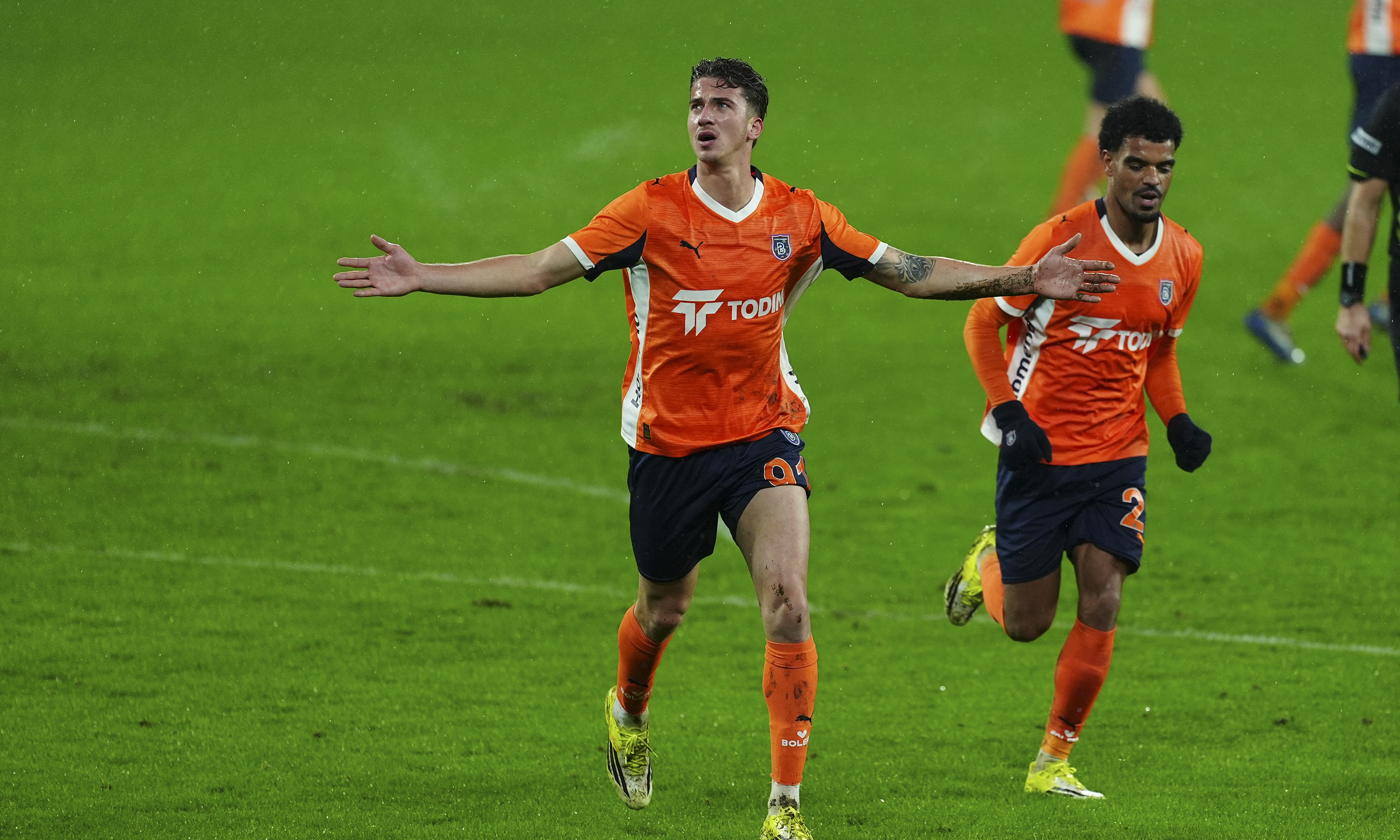 Bertuğ Yıldırım'ın şanssızlığı: Gol attı, oyundan çıkmak zorunda kaldı