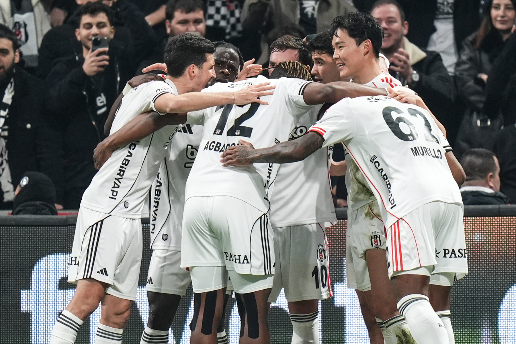 Çıktığı ilk sınavda UEFA Avrupa Ligi 2. eleme turunda elenerek Konferans Ligi'ne geçiş yapan Beşiktaş, bu turnuvada da sadece bir tur ilerleyebildi ve play-off'ta Avrupa defterini kapattı. Başakşehir ise Konferans Ligi 2. eleme turunda dahil olduğu turnuvada 2 tur ilerleyip tıpkı Beşiktaş gibi play-off turunda Avrupa macerasını noktaladı. Her iki takım da oynadıkları her tur için 175'er bin euro ve Konferans Ligi play-off turunda elenmeleri sebebiyle 750'şer bin euroluk teselli ödülüyle sezonu tamamladı. Beşiktaş ve Başakşehir, bu sezon Avrupa kupalarından 1 milyon 275 bin euro gelir sağladı.