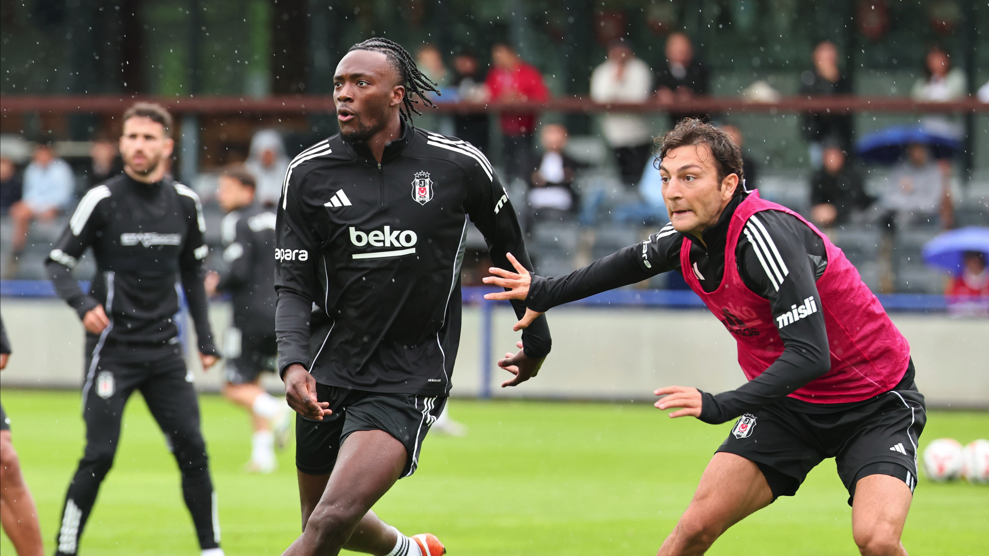 Beşiktaş, günü çift idmanla tamamladı