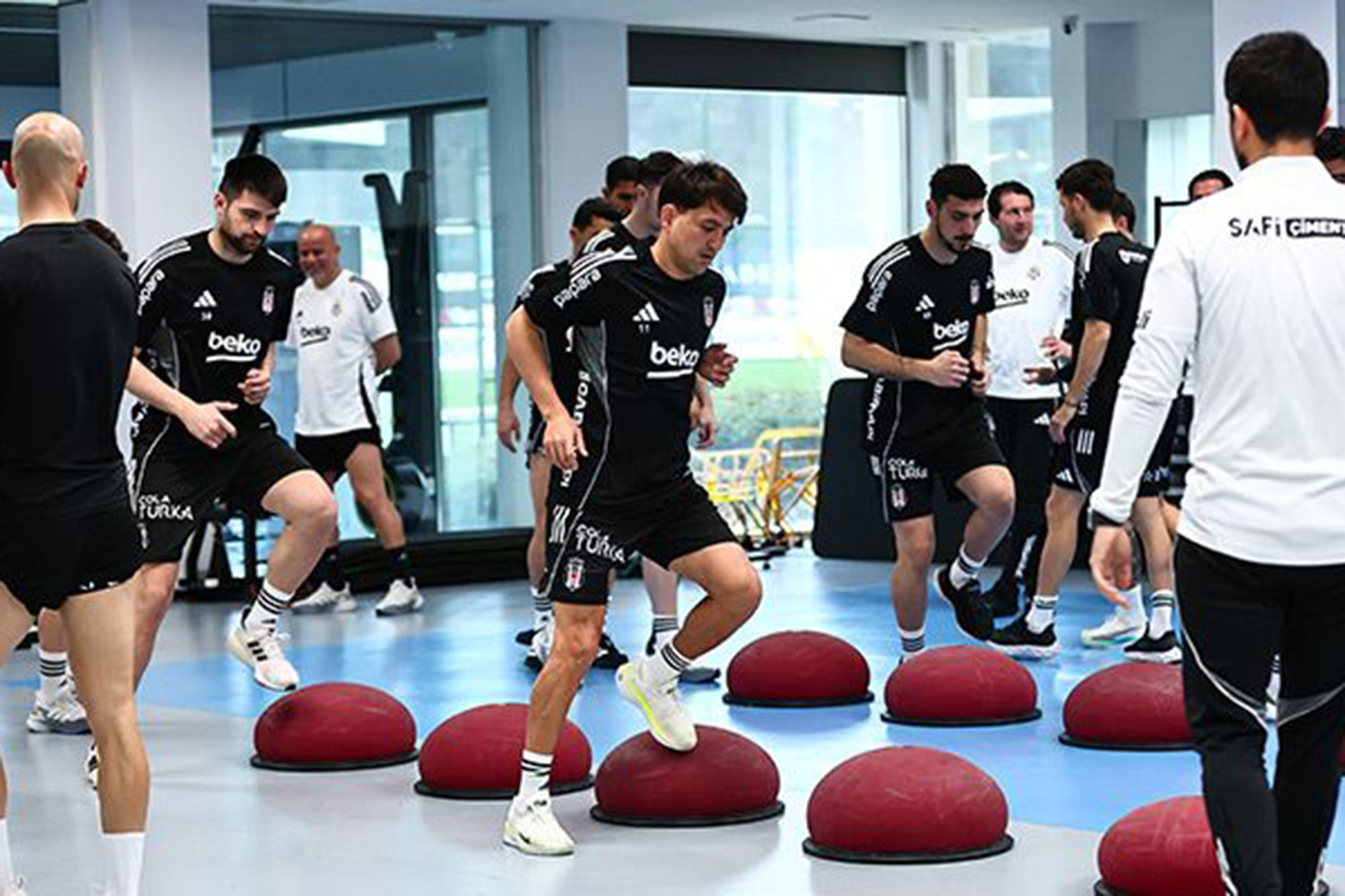Beşiktaş'ta Zaman Tüneli Açıldı: Sergen Hoca'lı Derbi Hazırlıkları!