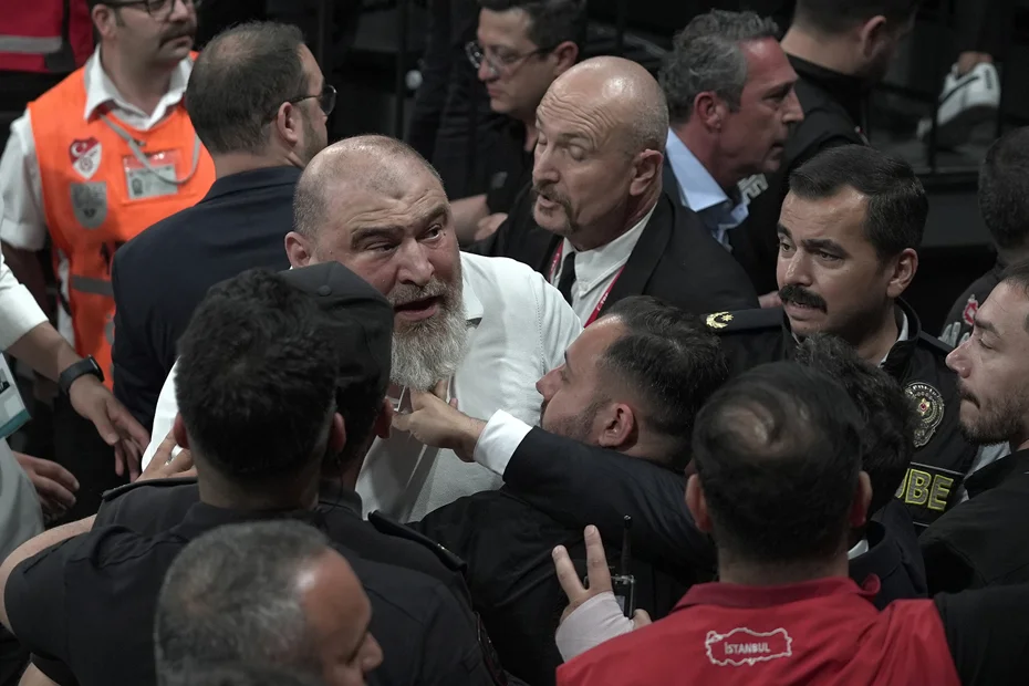 Beşiktaş Fibabanka-Fenerbahçe Beko derbisinde olay: Ali Koç salonu terk etti - 1 Beşiktaş Fibabanka-Fenerbahçe Beko derbisinde olay: Ali Koç salonu terk etti - 1