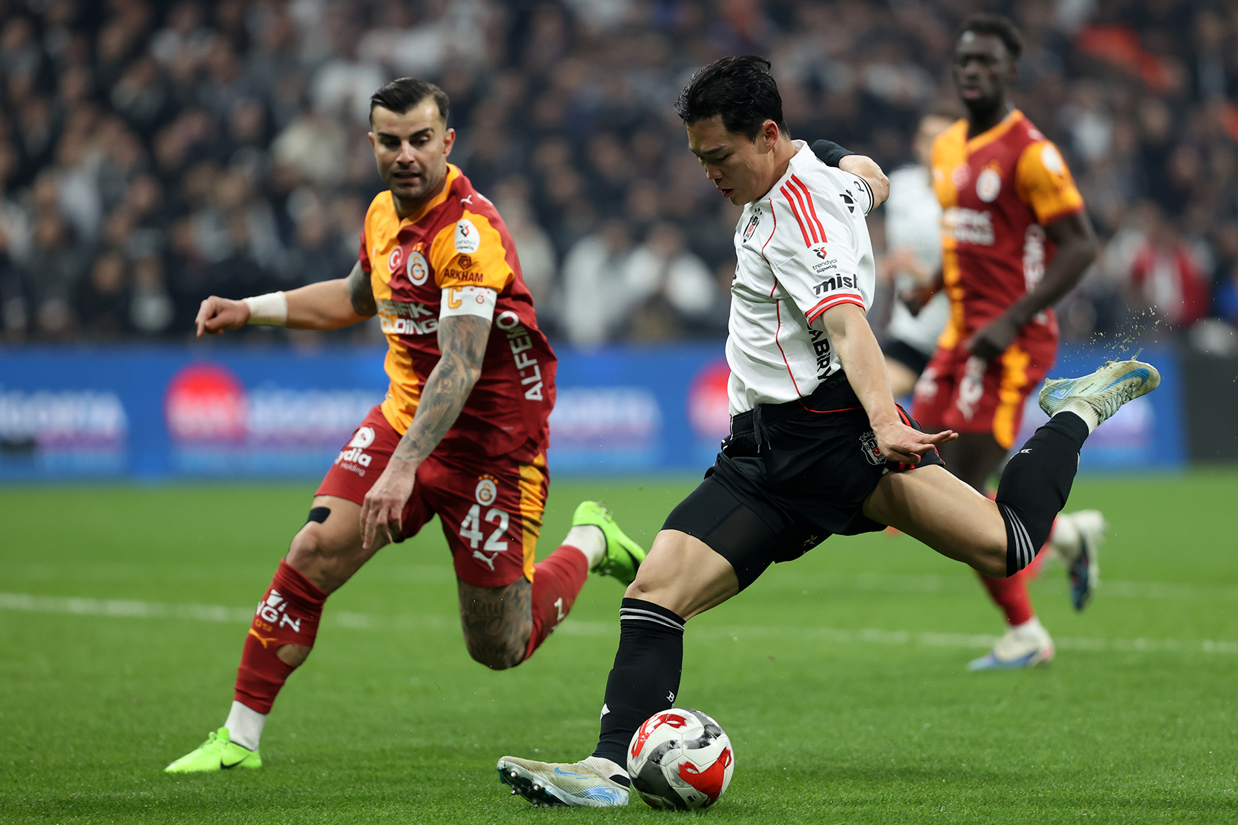 Beşiktaş bu paylaşımını bir kez daha alıntılayarak “kayıtlarneredeTFF” etiketini kullandı. Beşiktaş Trendyol Süper Lig'de Galatasaray'la oynadığı maçın ardından VAR'la ilgili bir paylaşımda bulunmuştu. Siyah-beyazlıların sosyal medya hesabından yapılan açıklamada, “Türkiye Futbol Federasyonu’ndan Trendyol Süper Lig’de Galatasaray’la oynadığımız maç sırasında Riva’daki VAR merkezinde yaşananlarla ilgili aşağıdaki sorularımıza cevap vermesini ivedilikle talep ediyoruz.” ifadeleri kullanılmıştı.