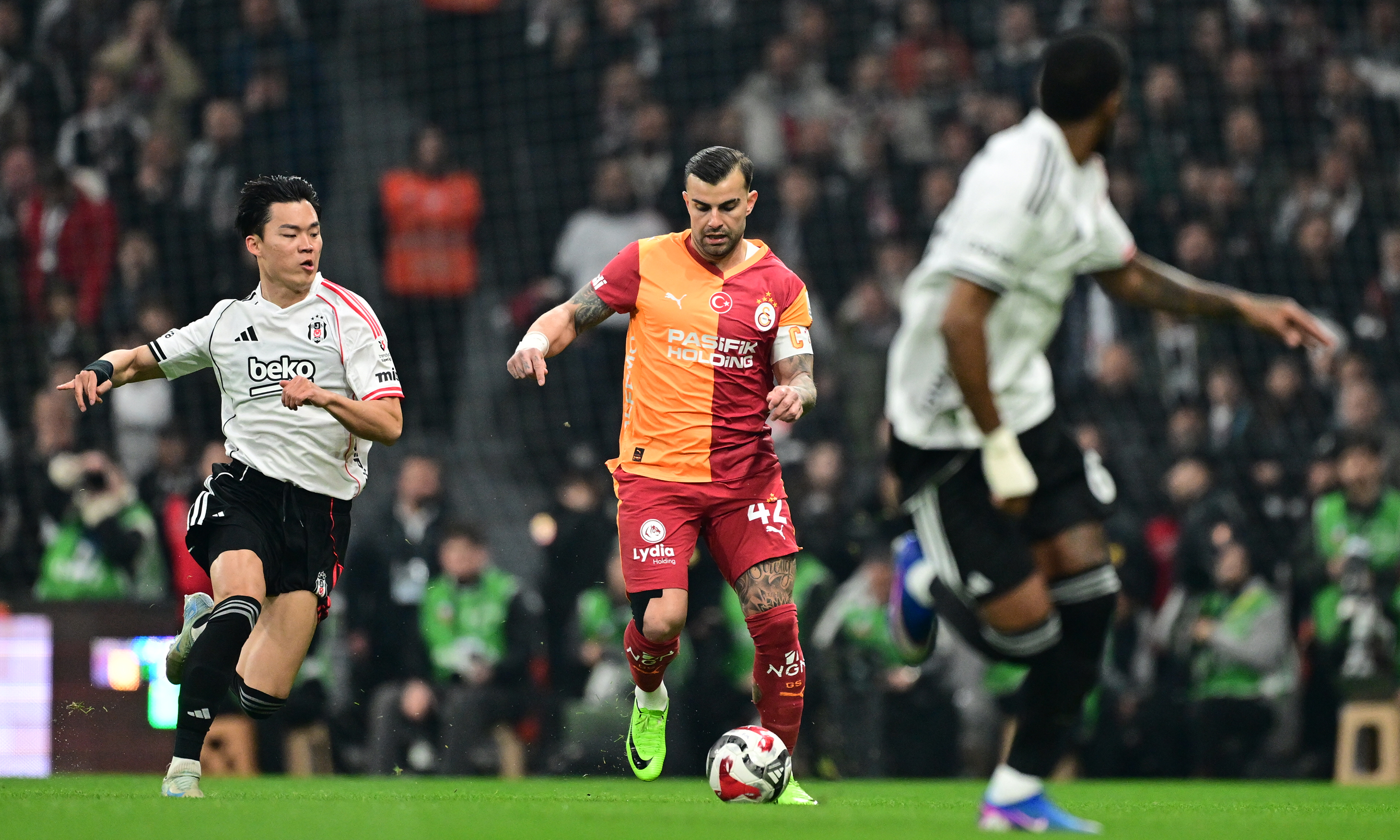 Trendyol Süper Lig'in 25. haftasında Beşiktaş ve Galatasaray kozlarını paylaşıyor. Tüpraş Stadyumu'nda 20.00'de başlayan maçta hakem Ozan Ergün düdük çalarken, VAR'da Ömer Faruk Turtay görev yapıyor. Beşiktaş - Galatasaray derbisi beIN SPORTS 1'den yayınlanıyor. PUAN DURUMUSüper Lig'de çıktığı 24 maçta 13 galibiyet, 7 beraberlik, 4 yenilgi yaşayan Beşiktaş, 46 puanla haftaya 4. sırada girdi. Ligin geride kalan bölümünde oynadığı 24 maçta sahadan 18 kez sahadan galip ayrılan Galatasaray, rakipleriyle 4 karşılaşmada berabere kaldı. Sahadan 2 defa yenilgiyle ayrılan sarı-kırmızılılar, hanesine yazdırdığı 58 puanla zirvede yer alıyor. Beşiktaş, sezonun ilk yarısında deplasmanda oynadığı derbide Galatasaray ile 1-1 berabere kaldı. EKSİKLERBeşiktaş'ta Galatasaray derbisi öncesinde iki eksik bulunuyor. Siyah-beyazlılarda sakatlıkları bulunan Emirhan Topçu ile El Bilal Toure maçta forma giyemeyecek. Galatasaray ise şampiyonluk yarışındaki kritik derbiye tam kadro çıkacak. Sarı-kırmızılı takımda Beşiktaş derbisi öncesi sakat veya cezalı oyuncu bulunmuyor. İLK 11'LERBeşiktaş: Ersin; Murillo, Agbadou, Uduokhai, Rıdvan; Ndidi, Asllani; Cerny, Orkun, Olatian, Oh Galatasaray: Uğurcan; Sallai, Sanchez, Abdülkerim, Jakobs; Torreira, Lemina; Sane, Sara, Barış Alper, Osimhen