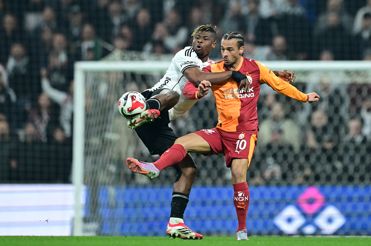 Galatasaray'ın Alman yıldızı Leroy Sane, sarı-kırmızılı takımda gösterdiği performansla adından sıkça söz ettirdi. Daha önce milli takım kadrosuna yer alması için yeteneklerini sahaya yansıtması gerektiğini söyleyen Almanya Milli Futbol Takımı Teknik Direktörü Julian Nagelsmann, 30 yaşındaki futbolcunun kadroya dönebileceğinin sinyallerini verdi.