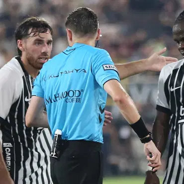 Trio ekibinden kırmızı kart tepkisi! Trossard'ın pozisyonu için ne dediler?Trio ekibinden kırmızı kart tepkisi! Trossard'ın pozisyonu için ne dediler?
