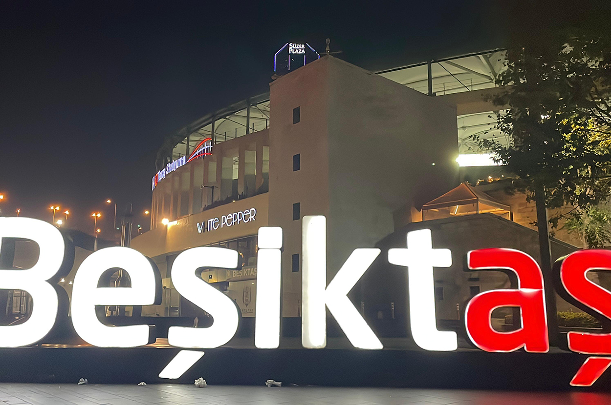 Beşiktaş-Fenerbahçe derbisi öncesi olay: Koreografi hazırlığı yapan taraftarlar arasında silahlı kavga