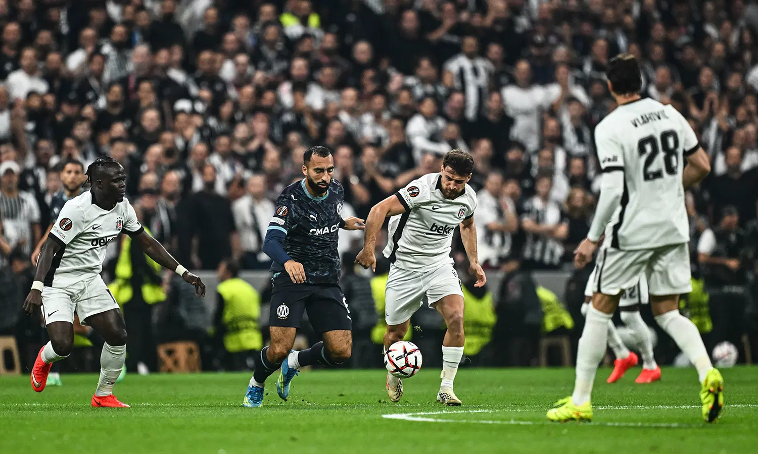 Beşiktaş Domine Marseille 4-1 pour Débuter en Ligue Europa