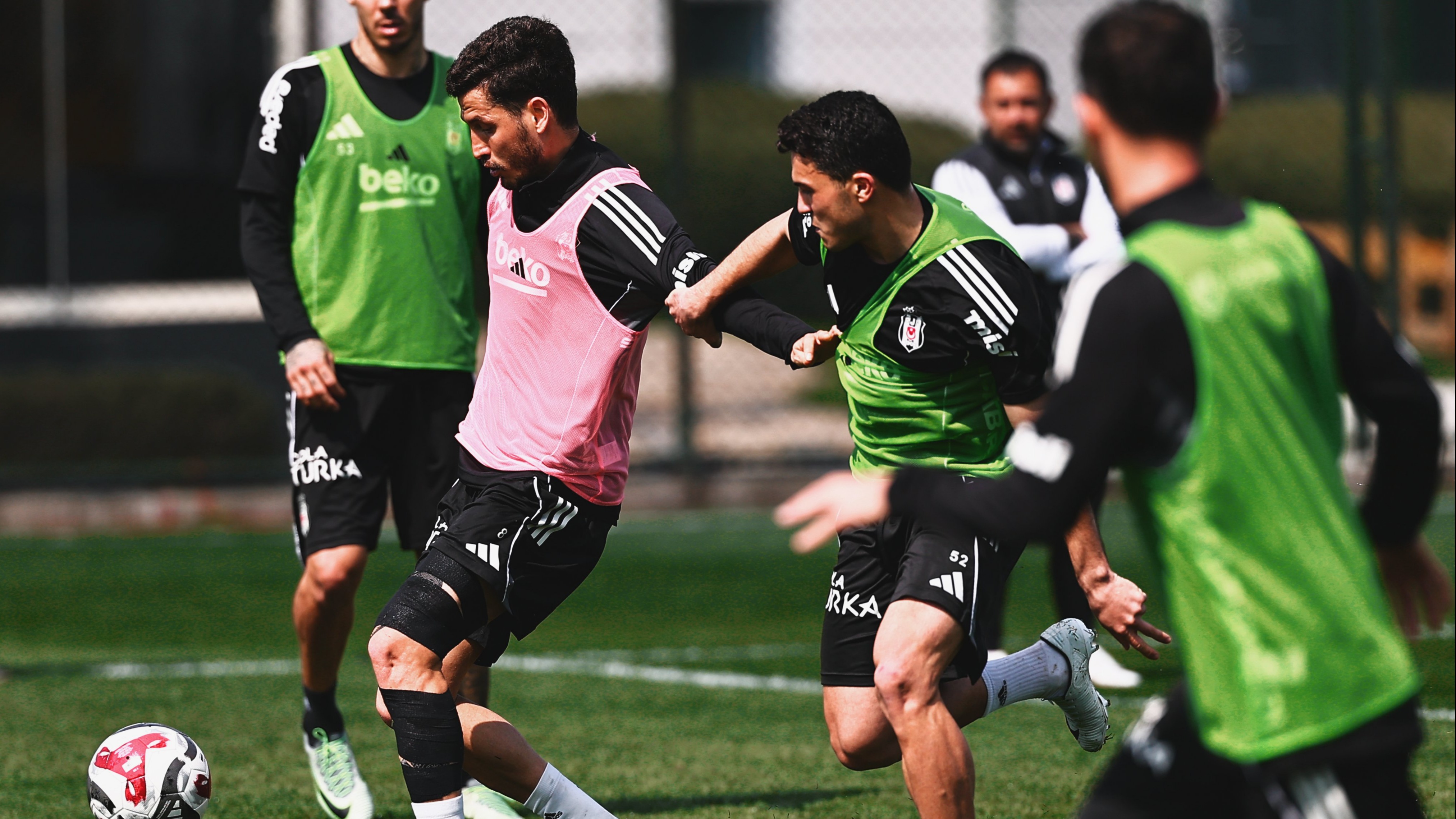 Beşiktaş'ta Zamanda Yolculuk: Sergen Hoca'dan 'Minyatür' Derbi Taktikleri!