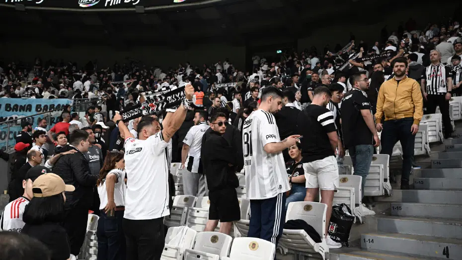 Beşiktaşlı taraftarlar dediğini yaptı! Büyük protesto ve istifa sesleri - 2 Beşiktaşlı taraftarlar dediğini yaptı! Büyük protesto ve istifa sesleri - 2