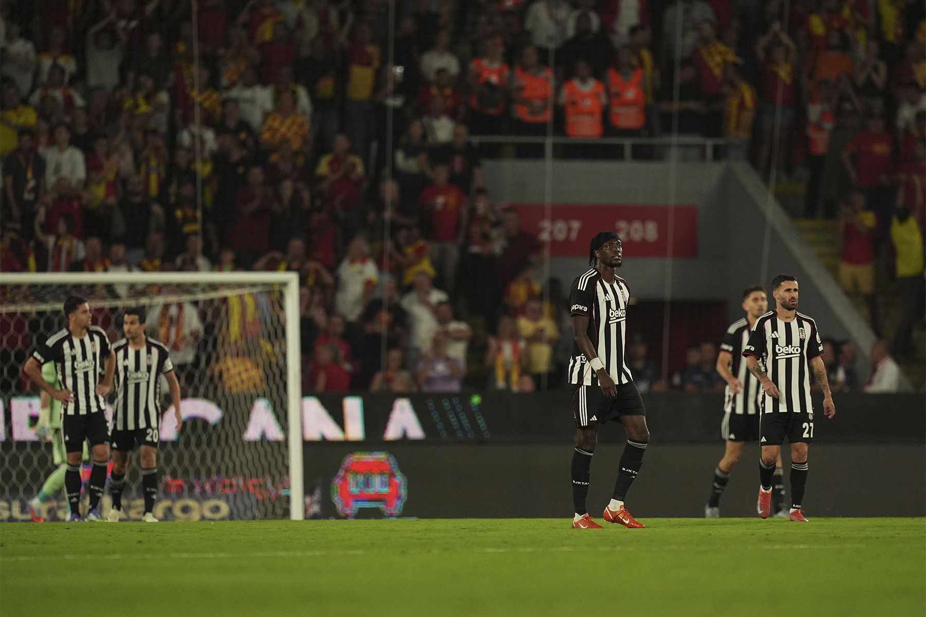 Beşiktaş'ın Golü Arama Çalışmaları: Göztepe'den 'Böyle Oynamazsanız Sabaha Kadar Atamazsınız' Ayarı!