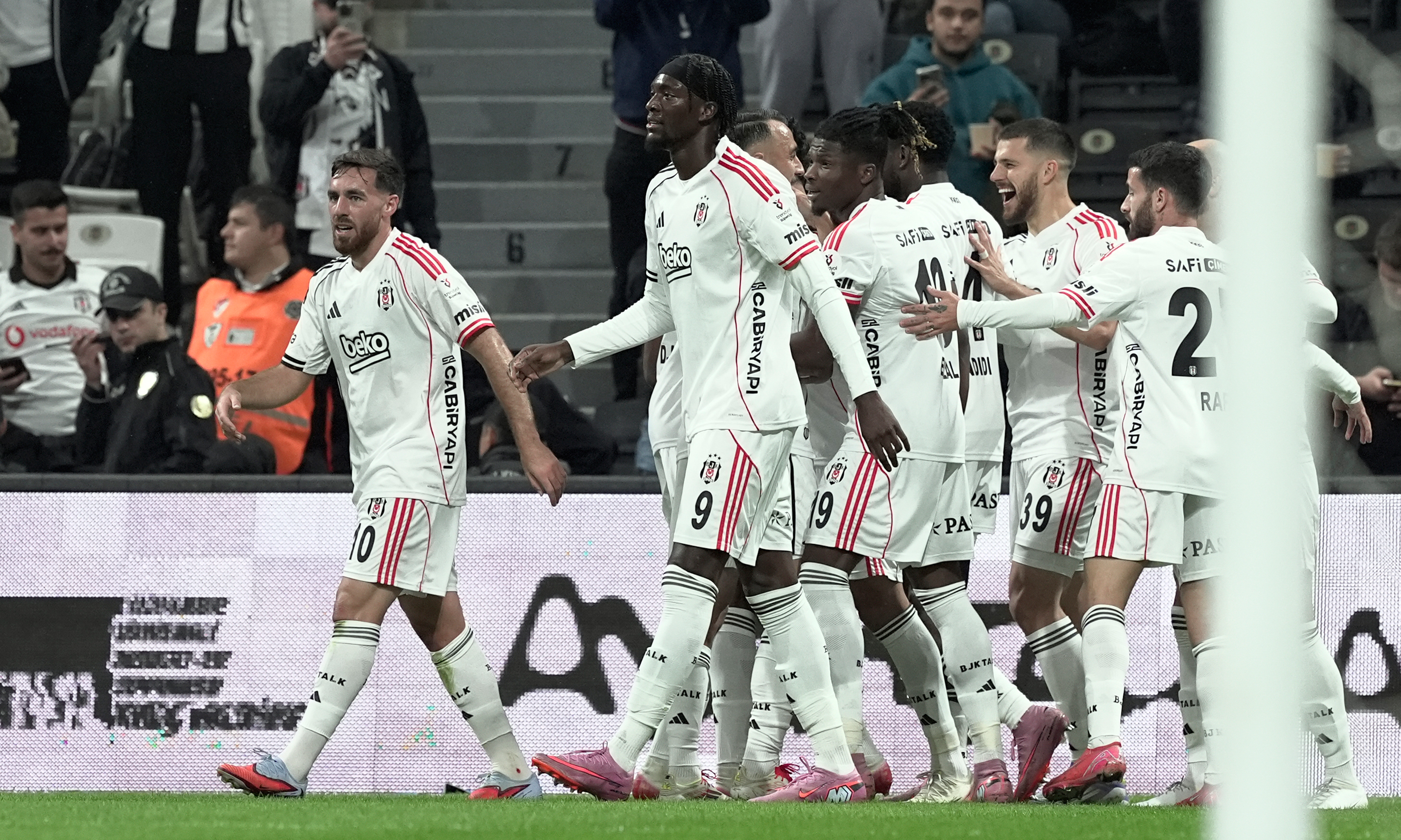 Kartal'dan Komedi Show: Erken Goller, Eski Dosttan Tesisatçı Teması ve Son Dakika Kendi Kalesine Gol!