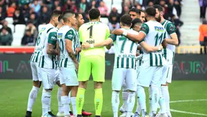 Süper Lig | Giresunspor kalecisi ilk yarıda 4 gol yedi ve ıslıklandı; ikinci yarıya çıkmadı Süper Lig | Giresunspor kalecisi ilk yarıda 4 gol yedi ve ıslıklandı; ikinci yarıya çıkmadı