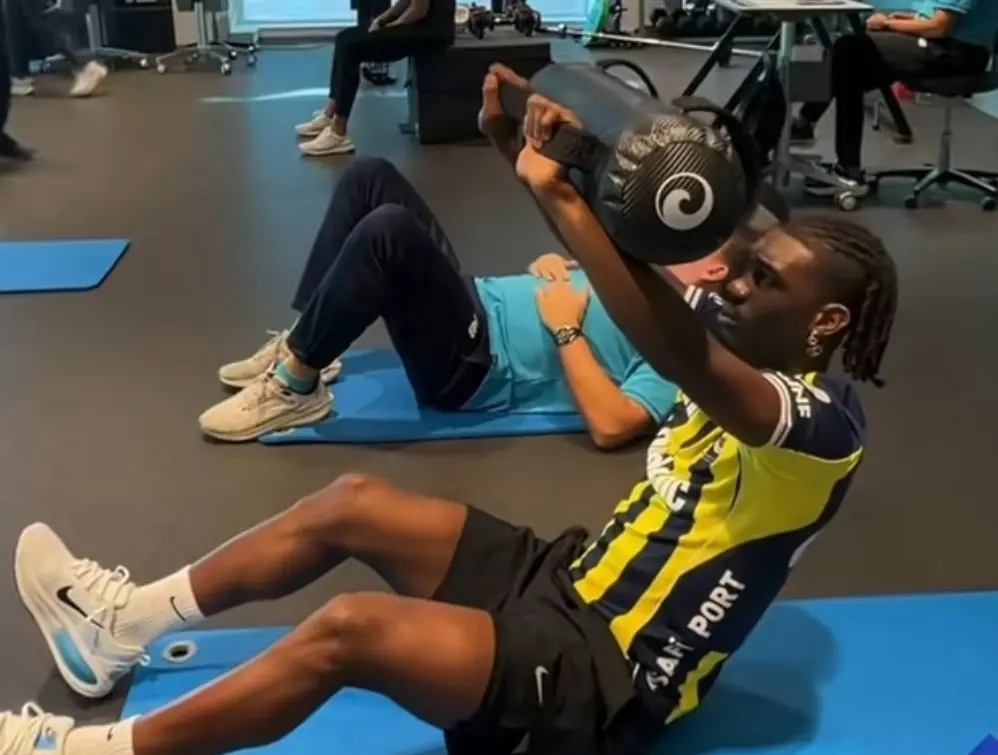 Premier Lig'in yıldızı Fenerbahçe formasını giydi, idmanı paylaştı: Yorum bombardımanı var