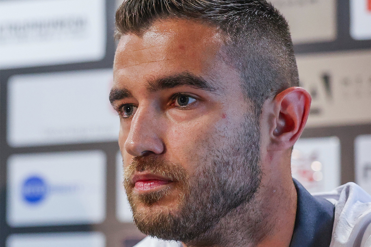 Yeni transfer uçağa binerken görüntülendi: UEFA listesinin bildirilmesine saatler kala geliyor