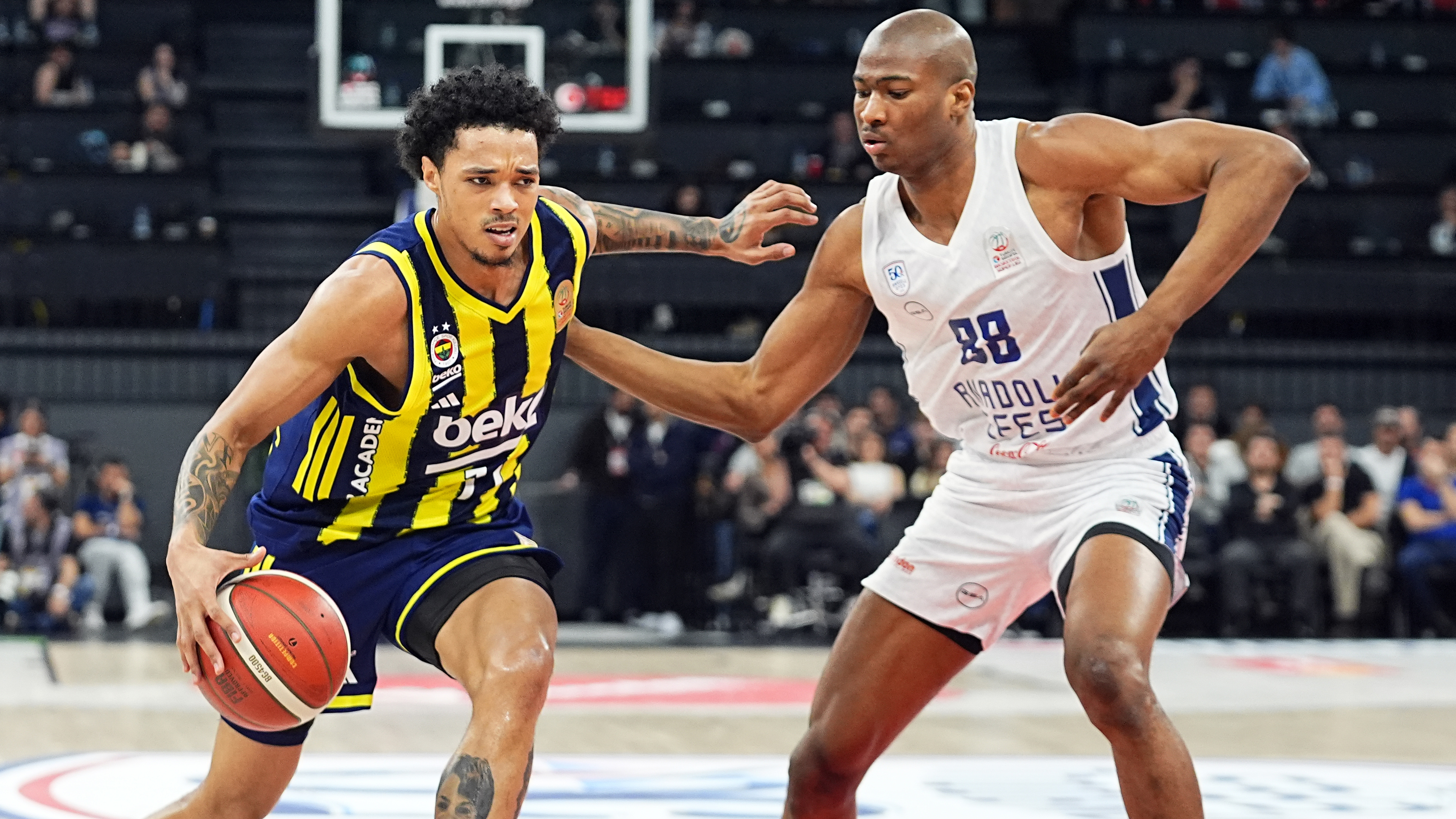 Fenerbahçe Beko, bu sezon Anadolu Efes'e karşı 4'te 4 yaptı