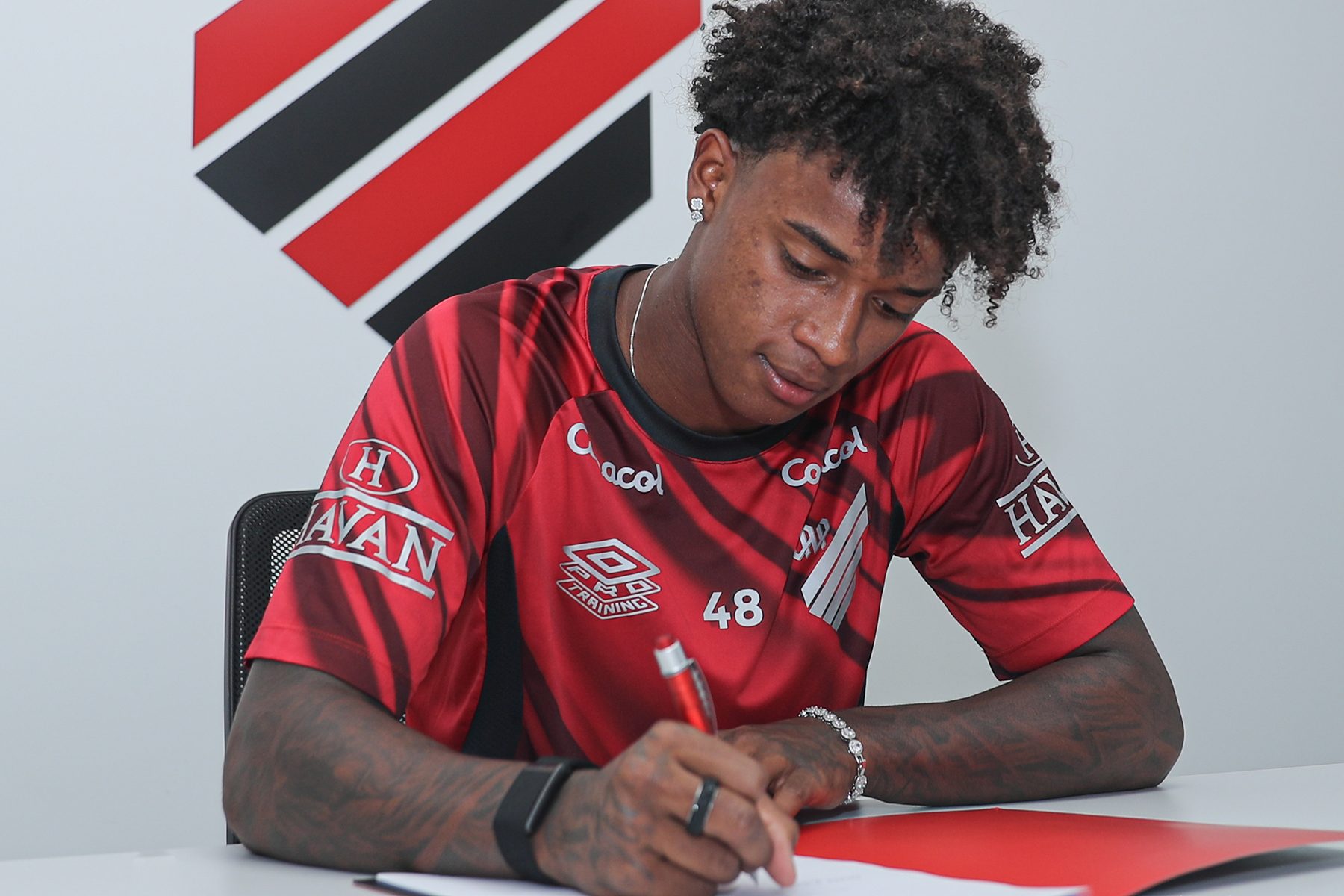 Shaktar'ın yeni transferi Bruninho imzayı atıyor