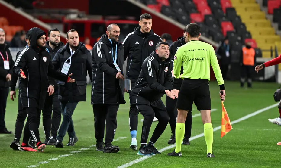 Burak Yılmaz hakemin üstüne yürümeye çalıştı: 15. dakikada kırmızı kart gördü - 2 Burak Yılmaz hakemin üstüne yürümeye çalıştı: 15. dakikada kırmızı kart gördü - 2