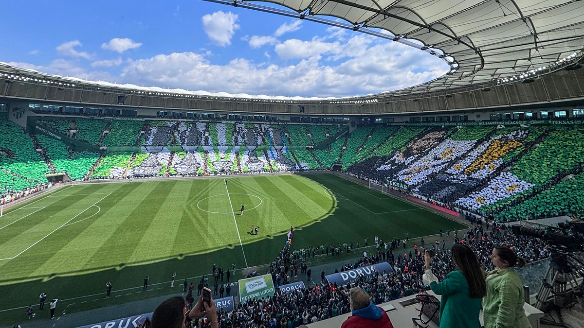 Bursaspor'dan 'Biz eskiden neydik be!' koreografisi: Kupa koleksiyonu sahne aldı!