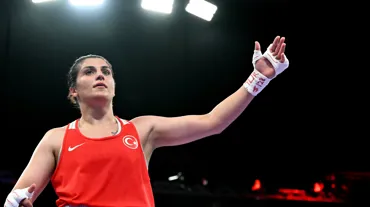 Busenaz Sürmeneli, Dünya Boks Şampiyonası'na çeyrek finalde veda etti